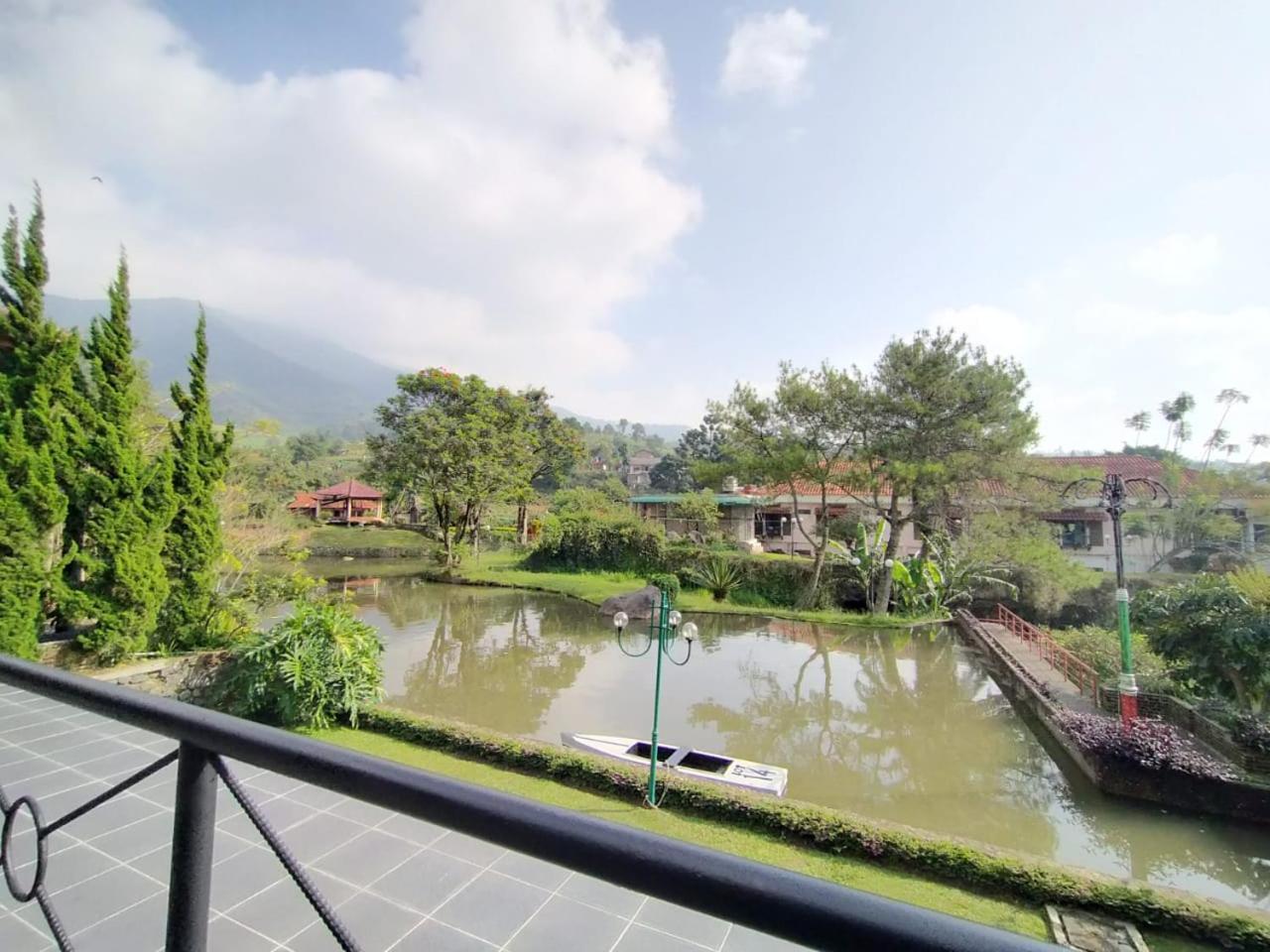 Villa Bukit Danau Lot 14 Cinengangirang Exterior photo